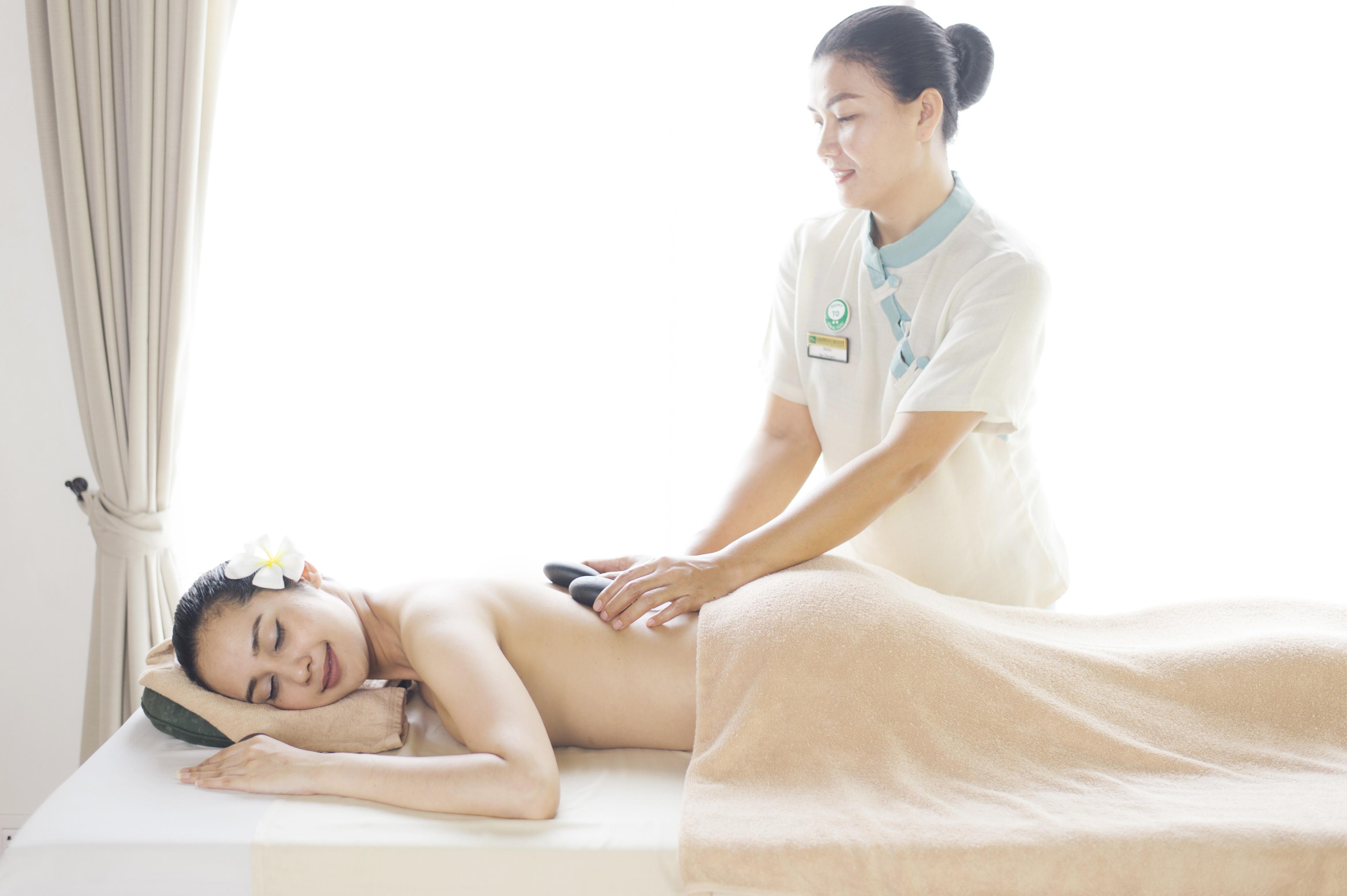 Chaweng Regent Beach Resort Exterior foto A woman receiving a massage