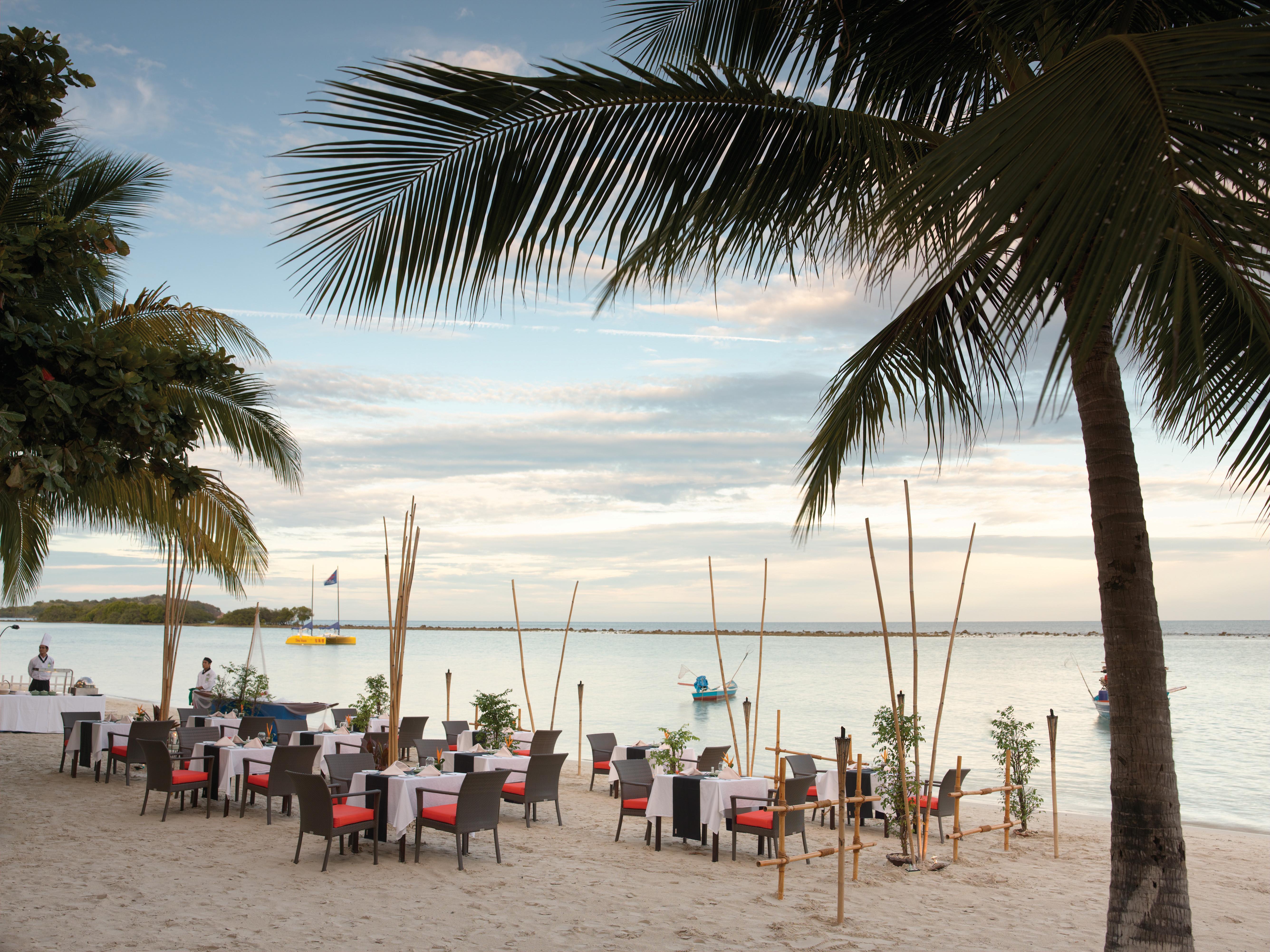 Chaweng Regent Beach Resort Exterior foto Beachfront dining at the Shangri-La's Fijian Resort